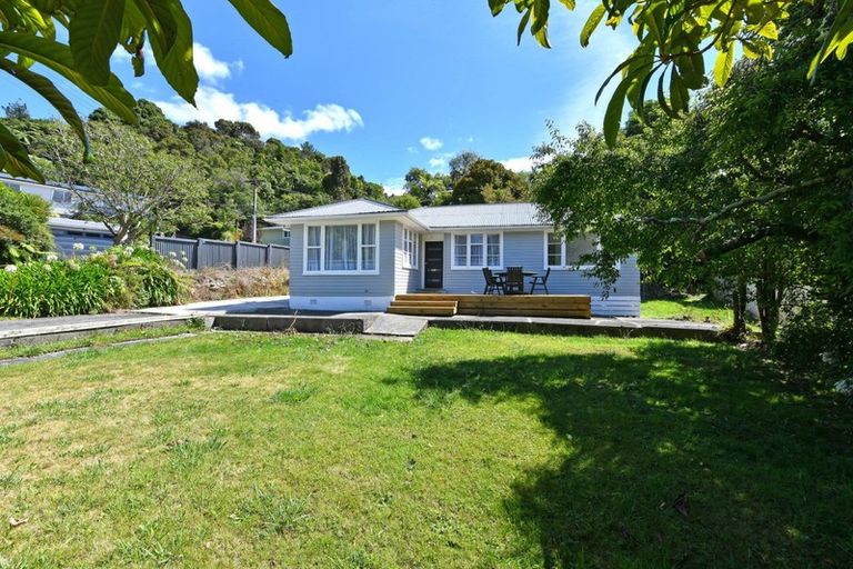 Photo of property in 16 Rintoul Grove, Stokes Valley, Lower Hutt, 5019