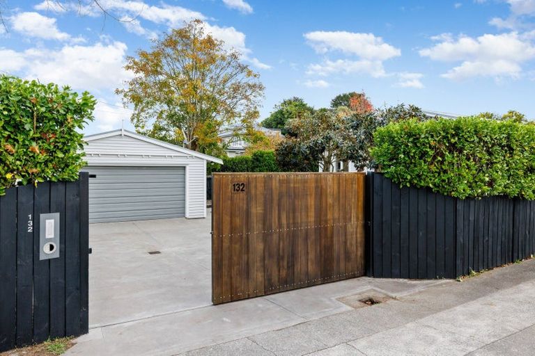 Photo of property in 132 Forest Lake Road, Forest Lake, Hamilton, 3200