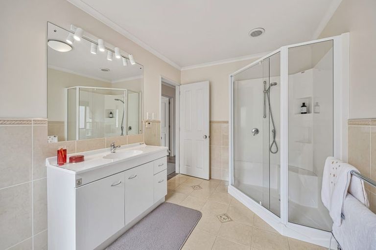 Photo of property in 5 Courtneys, West Harbour, Auckland, 0618