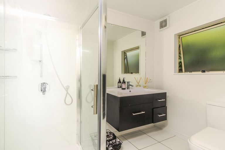 Photo of property in 17a Highland Avenue, Titirangi, Auckland, 0604