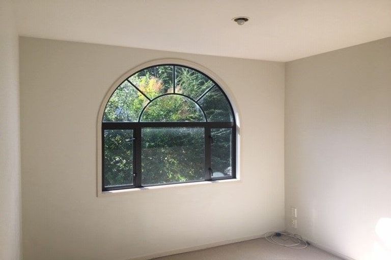 Photo of property in 1/282 East Coast Road, Forrest Hill, Auckland, 0620