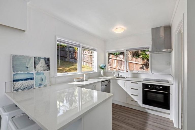 Photo of property in 2/12a Ondine Place, Glenfield, Auckland, 0629