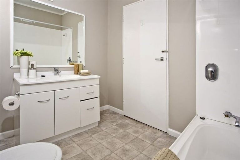 Photo of property in 1/41 Shakespeare Road, Milford, Auckland, 0620