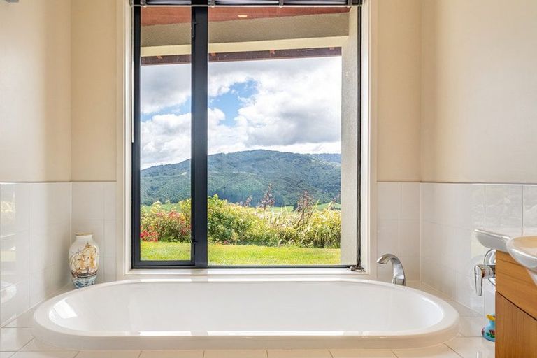 Photo of property in 58 Mt Marua Way, Timberlea, Upper Hutt, 5018