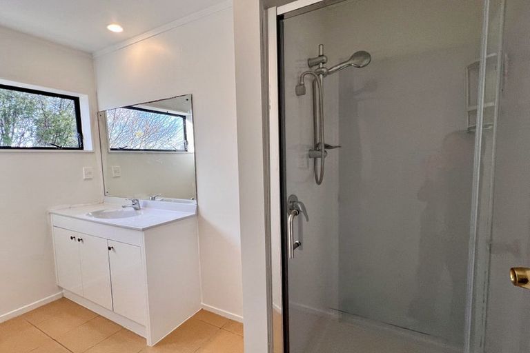 Photo of property in 8a Eske Place, Highland Park, Auckland, 2010