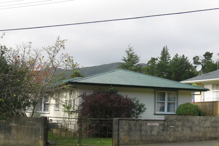 Photo of property in 2 Shackleton Grove, Stokes Valley, Lower Hutt, 5019