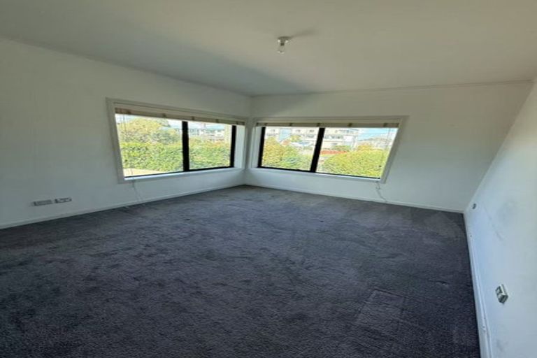 Photo of property in 11 Lake Pupuke Drive, Takapuna, Auckland, 0622