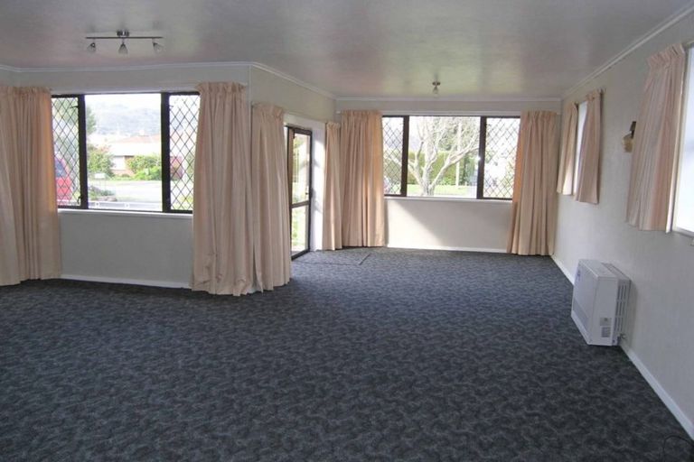 Photo of property in 15 Oak Street, Ebdentown, Upper Hutt, 5018