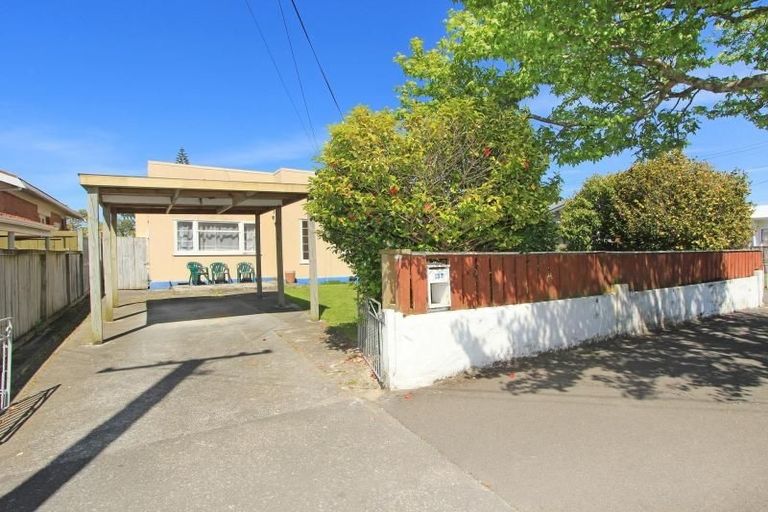 Photo of property in 137 Whites Line East, Waiwhetu, Lower Hutt, 5010