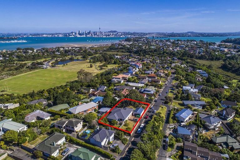 Photo of property in 24 Howard Road, Northcote, Auckland, 0627