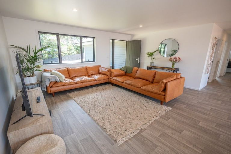 Photo of property in 24 Dudley Crescent, Cable Bay, 0420