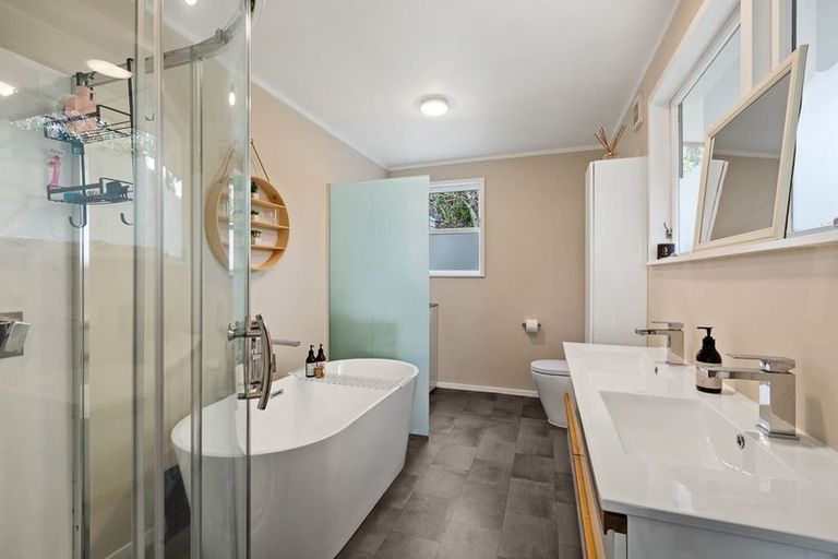 Photo of property in 1 Surf Road, Stanmore Bay, Whangaparaoa, 0932