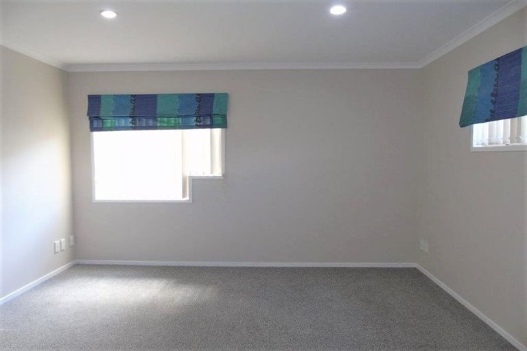 Photo of property in 52 Dress Circle, Newlands, Wellington, 6037