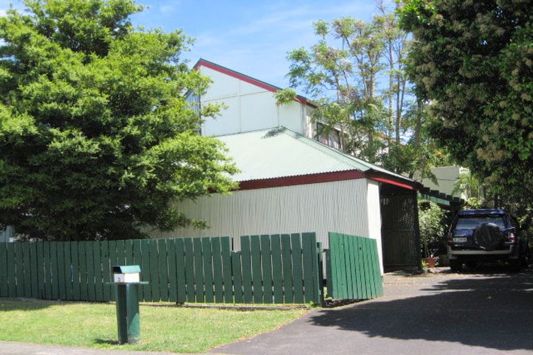 Photo of property in 2 Millen Place, Clarks Beach, 2122