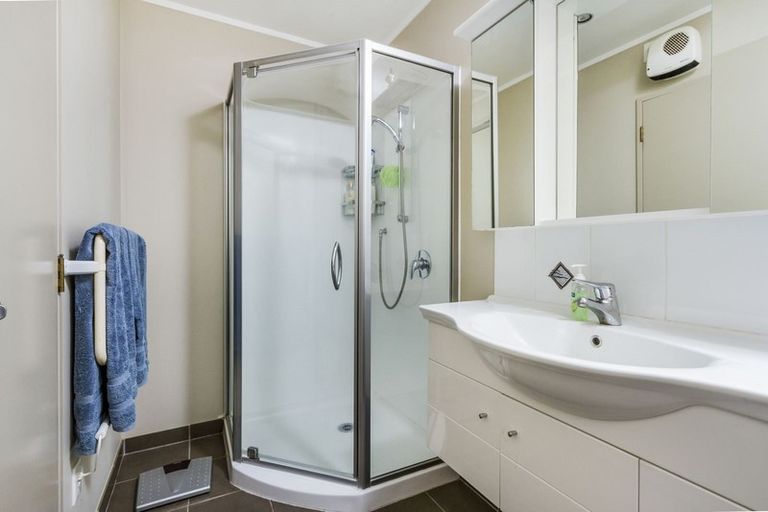 Photo of property in 18 Carnmore Place, Torbay, Auckland, 0630