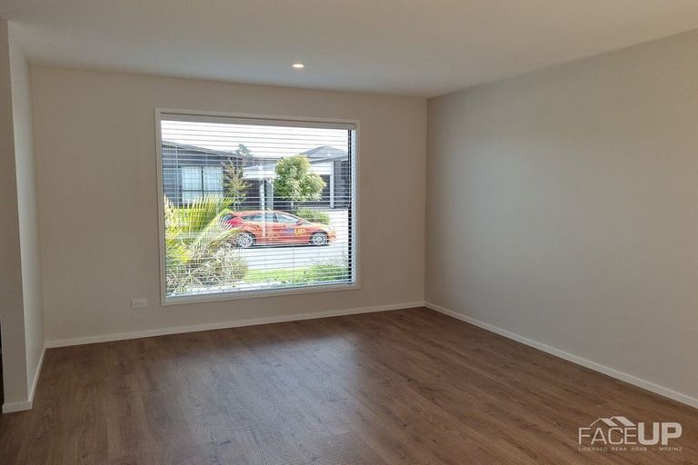 Photo of property in 35 Lumbarda Drive, Kumeu, 0810