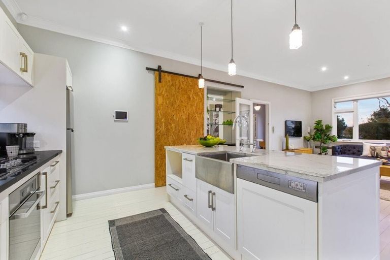 Photo of property in 36 Matapouri Road, Mangere Bridge, Auckland, 2022