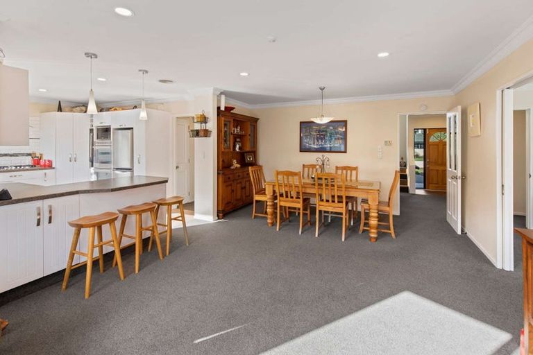 Photo of property in 27 Kilkenny Place, Fitzherbert, Palmerston North, 4410