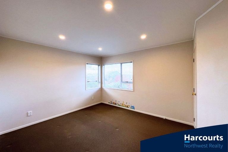 Photo of property in 25 Peterhouse Place, West Harbour, Auckland, 0618