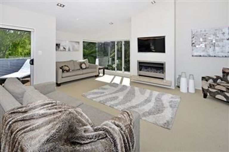 Photo of property in 20 Garmons Way, Castor Bay, Auckland, 0620