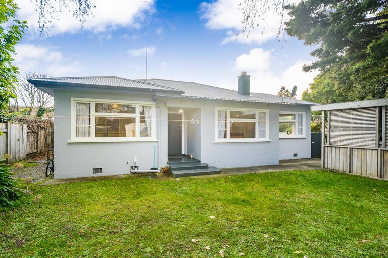Photo of property in 5 Pahiatua Street, Hokowhitu, Palmerston North, 4410
