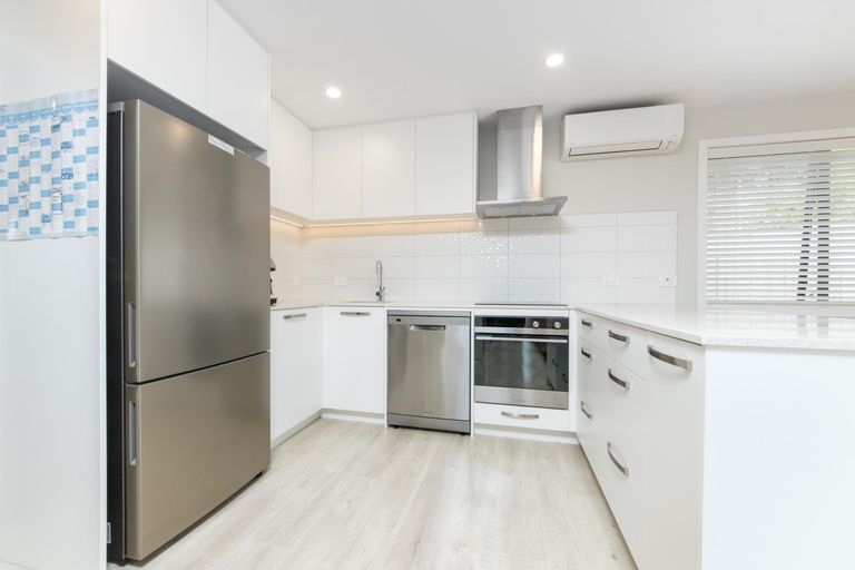 Photo of property in 31 Oreil Avenue, West Harbour, Auckland, 0618