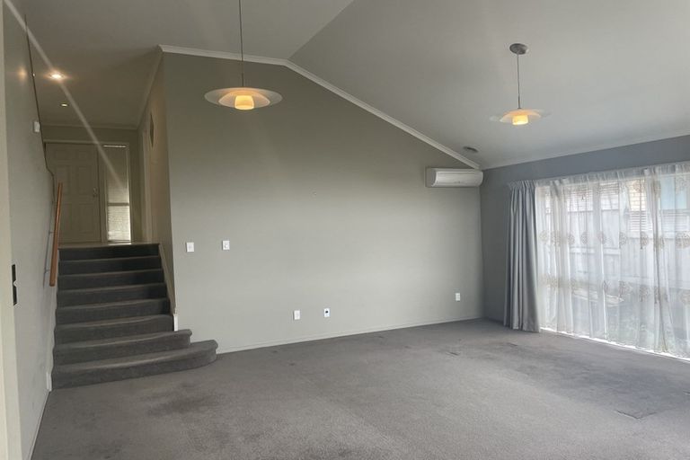 Photo of property in 4 Ravine Lane, Oteha, Auckland, 0632