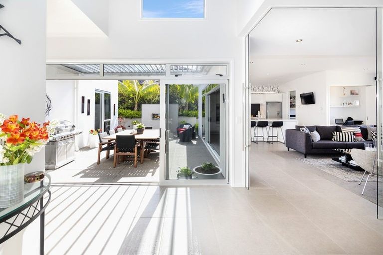 Photo of property in 15 Oceania Place, Mellons Bay, Auckland, 2014