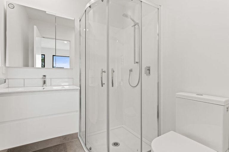 Photo of property in 21 Meg Lane, Glen Eden, 0602