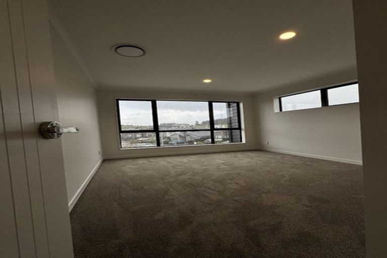 Photo of property in 17 Makenu Crescent, Wainui, 0992