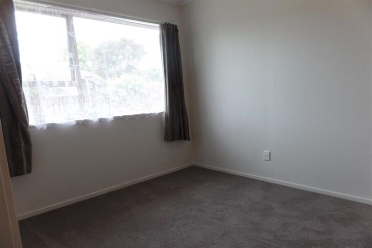 Photo of property in 2/15 Ballater Place, Highland Park, Auckland, 2010