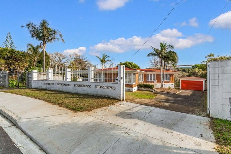 Photo of property in 52 Sylvan Crescent, Te Atatu South, Auckland, 0610