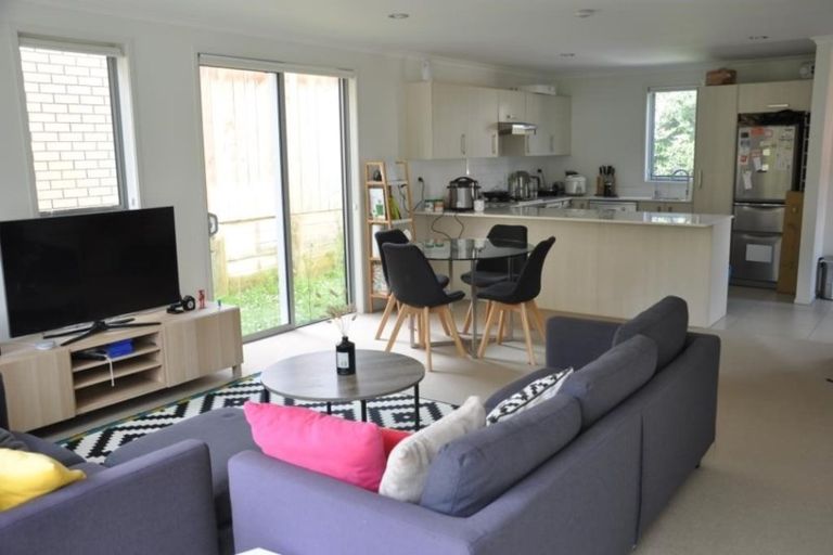 Photo of property in 75c Fields Parade, Oteha, Auckland, 0632