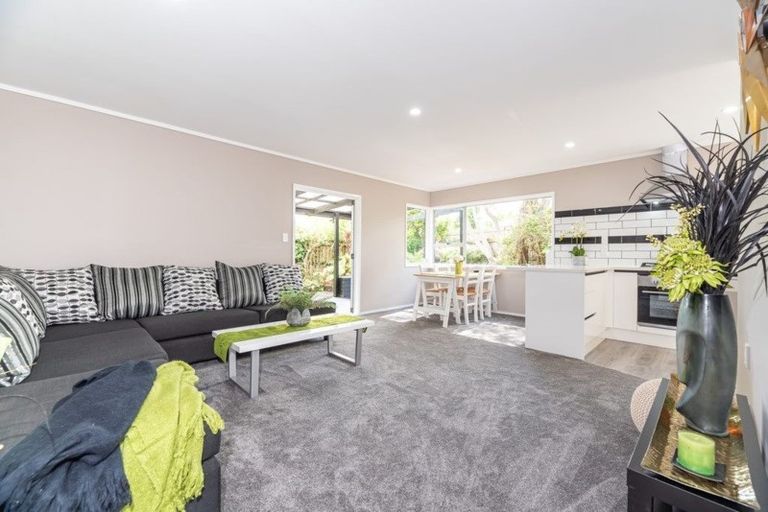 Photo of property in 2/34 Candia Road, Swanson, Auckland, 0614