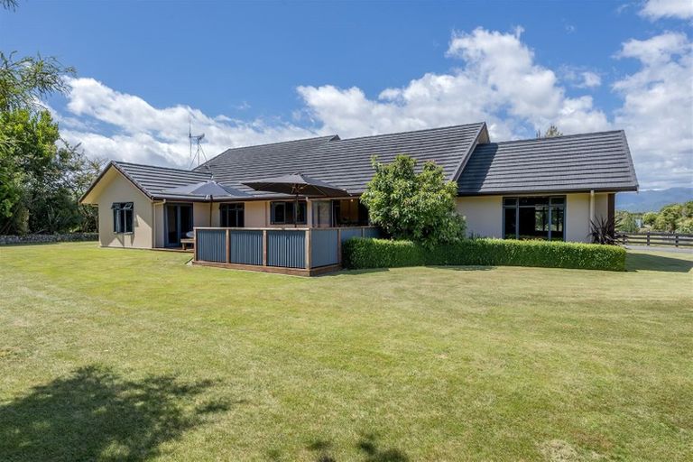 Photo of property in 64 Muhunoa Road West, Ohau, Levin, 5570