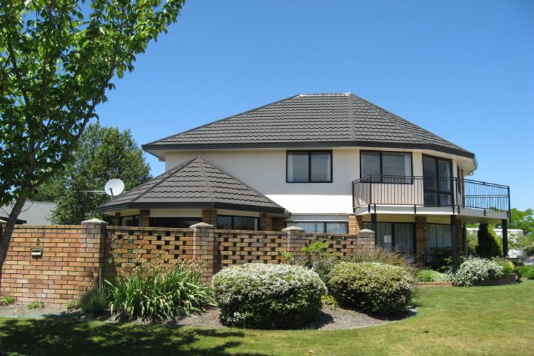Photo of property in 2 Brockhall Lane, Avonhead, Christchurch, 8042