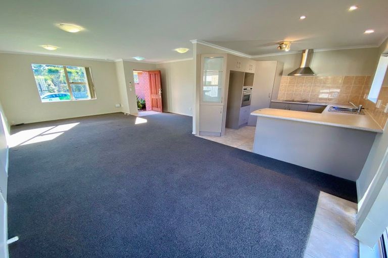 Photo of property in 10 Burton's Drive, Swanson, Auckland, 0614