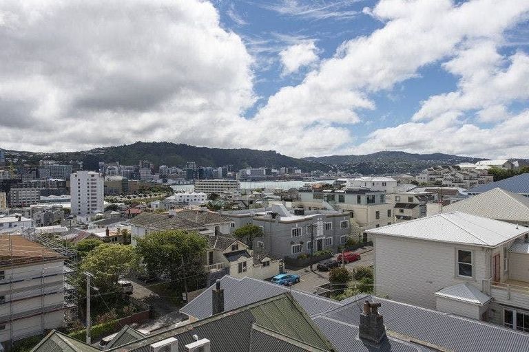 Photo of property in 2/2 Hawker Street, Mount Victoria, Wellington, 6011