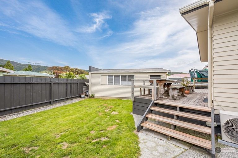 Photo of property in 8 Mimihau Grove, Wainuiomata, Lower Hutt, 5014