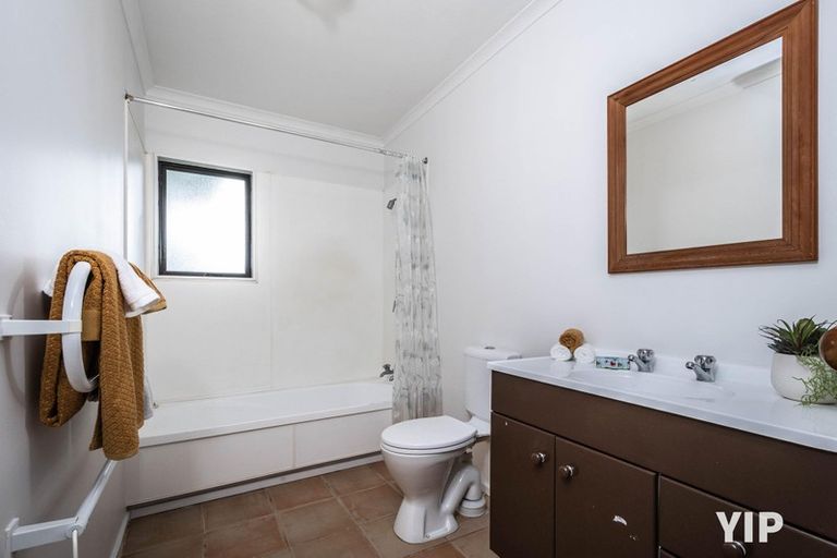 Photo of property in 1a Bennett Grove, Newlands, Wellington, 6037