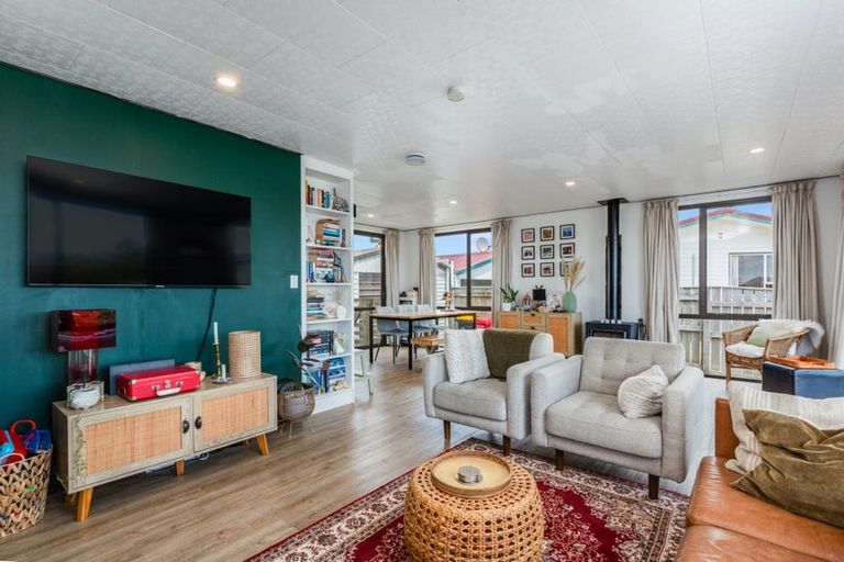 Photo of property in 15 Maracas Crescent, Grenada Village, Wellington, 6037