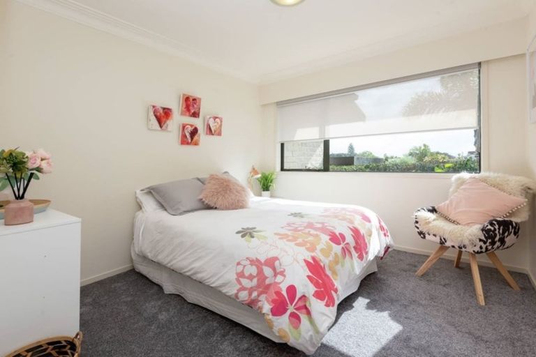 Photo of property in 2 Copperfield Terrace, Mellons Bay, Auckland, 2014