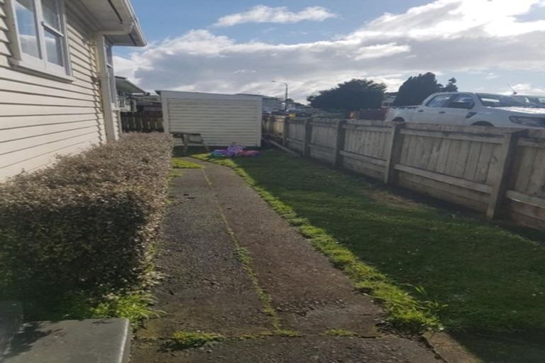 Photo of property in 48 Omata Road, Marfell, New Plymouth, 4310