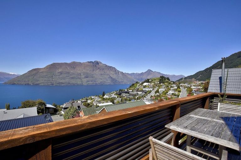 Photo of property in 92 Wynyard Crescent, Fernhill, Queenstown, 9300