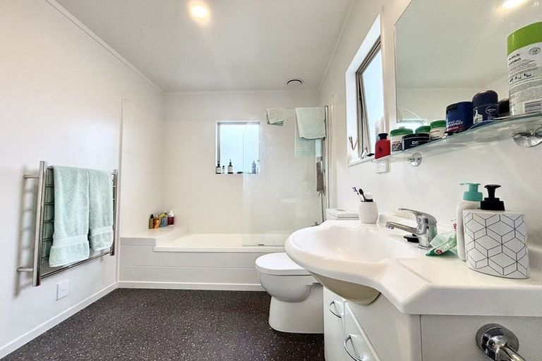 Photo of property in 1 Butia Avenue, Henderson, Auckland, 0612