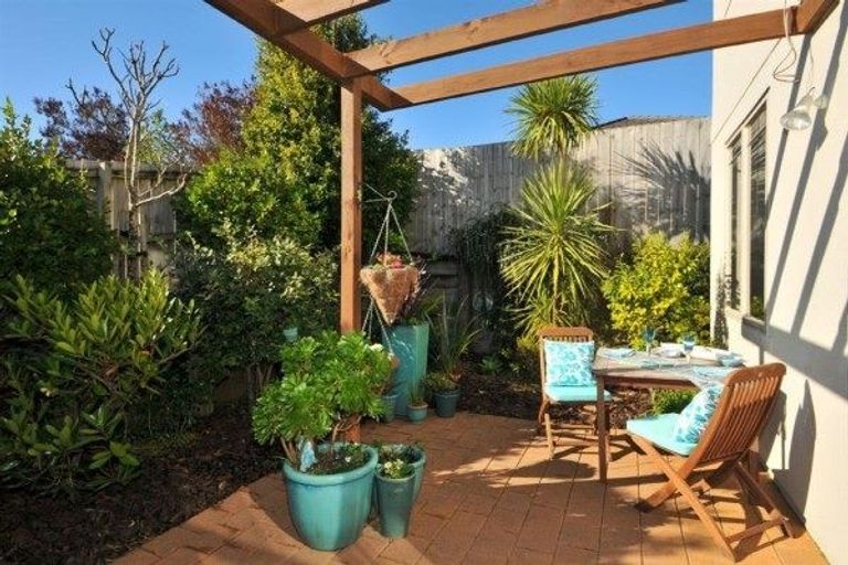 Photo of property in 3/30 Fields Parade, Oteha, Auckland, 0632