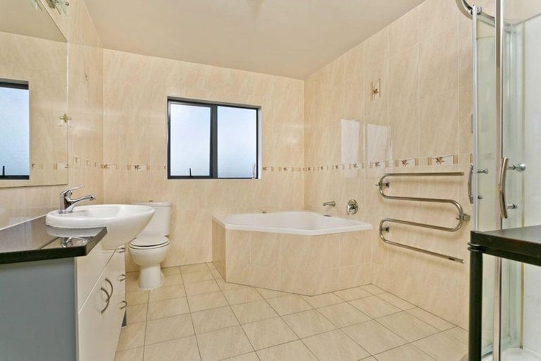 Photo of property in 13 Spoonbill Place, Unsworth Heights, Auckland, 0632