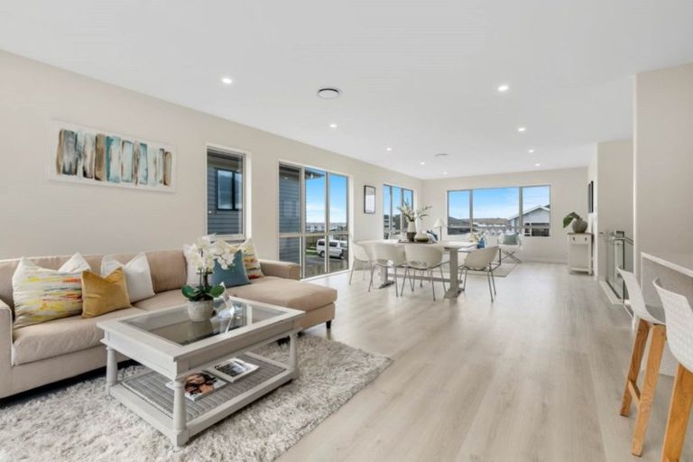 Photo of property in 98 Godfrey Drive, Orewa, 0931