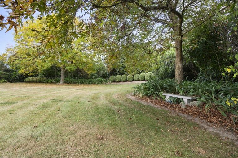 Photo of property in 70 Waicola Drive, Fitzherbert, Palmerston North, 4471