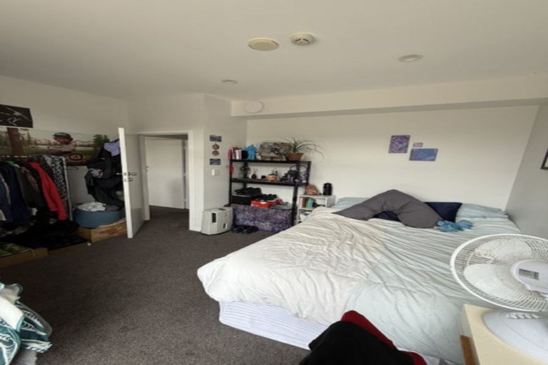 Photo of property in 70 Kelburn Parade, Kelburn, Wellington, 6012